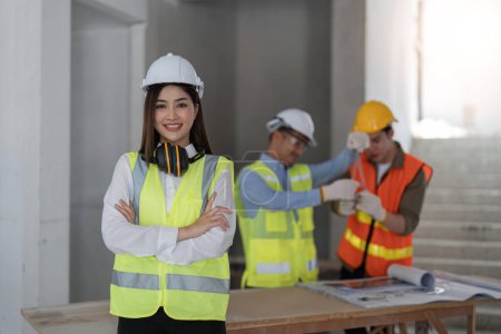 Téléchargez les photos : Portrait, ouvrier de la construction et bâtiment avec une femme ingénieur bras croisés sur le chantier. - en image libre de droit