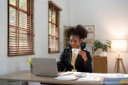 Téléchargez les photos : Accountant black woman working on laptop and do document, tax, exchange, accounting and Financial advisor concept. - en image libre de droit
