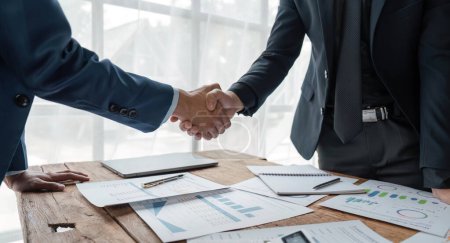 Business-Händedruck für Teamwork des Geschäfts, erfolgreiche Verhandlungen, Händedruck, zwei Geschäftsleute schütteln Hand mit Partner zur Feier Partnerschaft und Business-Deal-Konzept.