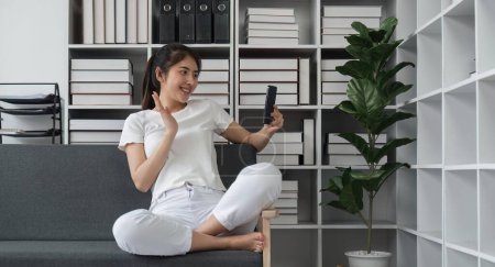 Téléchargez les photos : Femme asiatique faisant un appel vidéo à son ami, Concept de communication en ligne. - en image libre de droit