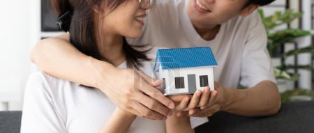 Téléchargez les photos : Jeune couple aimant avec petite maison en bois nouveau concept de maison
. - en image libre de droit