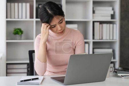 Téléchargez les photos : Ennuyé somnolent asiatique dame assis à bureau avec ordinateur portable, fatigué jeune femme se sentant somnolent, paresseux et non motivé étudiant, travail ennuyeux, manque de sommeil. - en image libre de droit