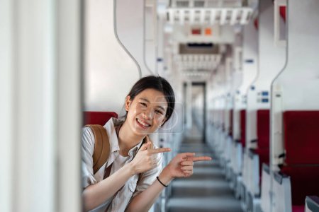 Téléchargez les photos : Portrait attraction asiatique femme en train pour Voyage. Concept de voyage. - en image libre de droit
