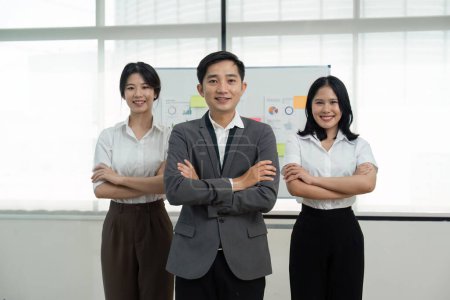Foto de Exitoso equipo de negocios sonriendo con el trabajo en equipo compañero de oficina corporativa. - Imagen libre de derechos