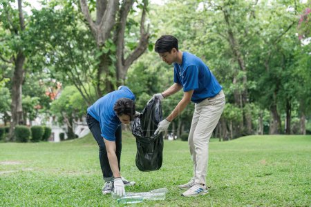 Téléchargez les photos : Bénévolat, charité, nettoyage, jeune et écologie concept groupe de bénévoles heureux avec des sacs poubelles aire de nettoyage. - en image libre de droit