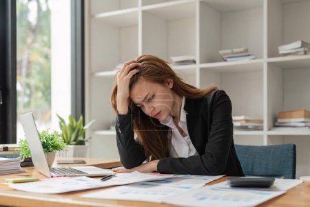 Estrés, ansiedad y agotamiento con una mujer de negocios en el trabajo usando una computadora portátil mientras sufre de dolor de cabeza.