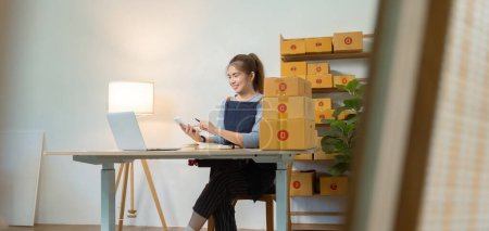 Foto de Mujer joven vendiendo en línea en casa dueño de negocio ideas de negocio sme. - Imagen libre de derechos