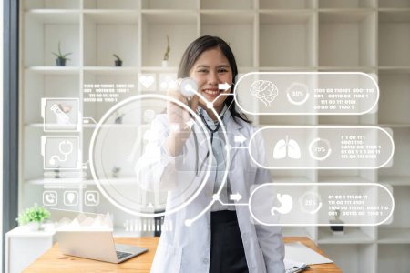 Téléchargez les photos : Médecin féminin avec icône stéthoscope innovation médicale hologramme, concept technologique futur. - en image libre de droit
