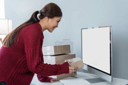 Foto de Joven mujer asiática feliz mirando a la pantalla del ordenador portátil, celebrar para vender, sonreír joven empresaria feliz para la venta con éxito. - Imagen libre de derechos