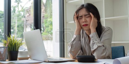 Foto de Asiática mujer de negocios se estresó en el trabajo durante en la sala de oficina, cara estresada mientras trabajaba. - Imagen libre de derechos
