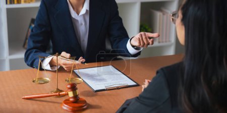 Seguro de préstamo hipotecario, abogado masculino o juez Consultar con el cliente y trabajar con el informe del caso sobre la mesa en la oficina, Ley y concepto de justicia.