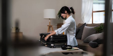 Foto de Joven mujer asiática viajero pack bolsas prepararse para el viaje temporada vacaciones, concepto estilo de vida activa viaje y viaje. - Imagen libre de derechos