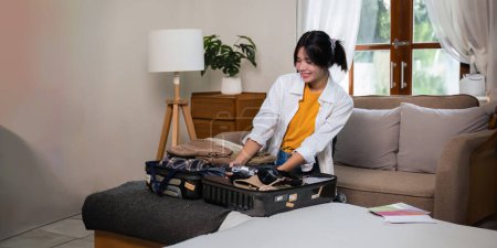 Foto de Joven mujer asiática viajero pack bolsas prepararse para el viaje temporada vacaciones, concepto de estilo de vida activa viaje y viaje de viaje, pasaporte. - Imagen libre de derechos