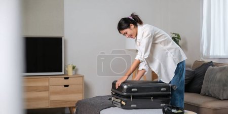 Foto de Retrato de belleza mujer viajero asiático paquete preparar cosas y ropa de equipo en maleta equipaje de viaje para el verano, vacaciones, fin de semana, gira, viaje, viaje de vacaciones en casa. - Imagen libre de derechos