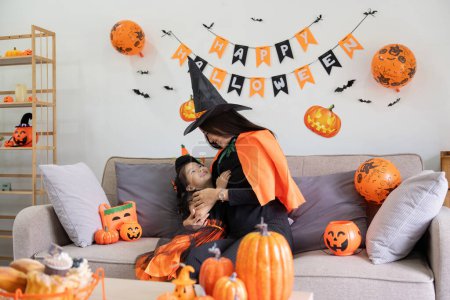 Foto de Feliz familia madre e hijo feliz niña con Halloween en casa juntos bellamente decorado. - Imagen libre de derechos
