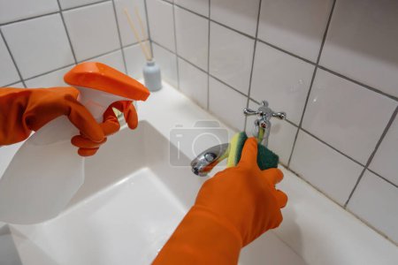 Téléchargez les photos : Femme de ménage asiatique ou charwoman nettoyage des mains salle de bain. - en image libre de droit
