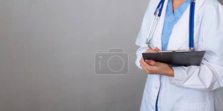Foto de Concepto médico de asiática hermosa doctora en bata blanca con estetoscopio, cintura para arriba. médico. - Imagen libre de derechos