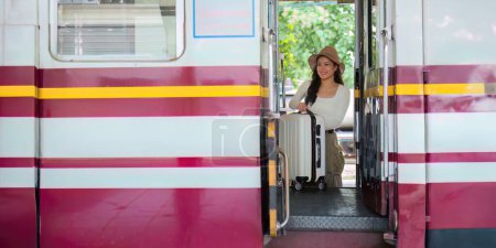 Téléchargez les photos : Femme avec valise monter dans le train Tourisme aventure voyage concept. mode de vie voyage actif et voyage mode de vie concept transport. - en image libre de droit