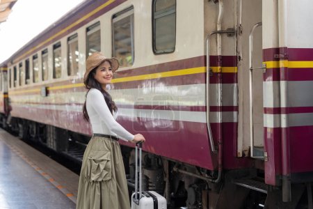 Foto de Solo mujer asiática viajero con maleta en la plataforma de la estación de tren. Vacaciones de verano. - Imagen libre de derechos