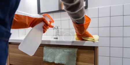 Téléchargez les photos : Femme de ménage asiatique ou charwoman nettoyage des mains salle de bain. - en image libre de droit