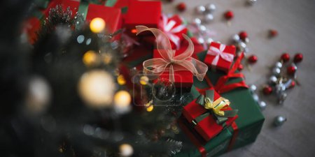 Téléchargez les photos : Arrière-plan Arbre de Noël et boîte cadeau avec décorations près d'une cheminée avec lumières. - en image libre de droit
