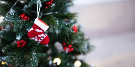 Foto de Fondo Árbol de Navidad y caja de regalo con decoraciones Cerca de una temporada con luces. concepto festivo fiesta celebrar y árbol de Navidad. - Imagen libre de derechos