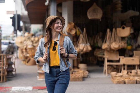 Téléchargez les photos : Jeune belle femme voyageant au marché local pendant les vacances. Les femmes touristiques voyagent à Chiang mai profiter du marché du shopping pendant les vacances, voyageur routard. - en image libre de droit