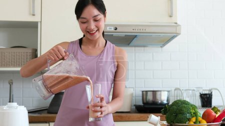 Téléchargez les photos : Femme asiatique préparant des légumes fruits mélangés boisson pour la peau et la santé après l'exercice pour la santé à la maison. régime alimentaire et concept d'alimentation saine. - en image libre de droit