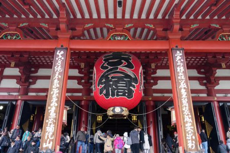 Téléchargez les photos : ASAKUSA, TOKYO, JAPON - 26 NOV 2023 : Kaminarimon de Sensoji dans la région d'Asakusa. Temple Asakusa. - en image libre de droit