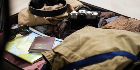 Téléchargez les photos : Pack préparer des choses et des vêtements de tenue dans la valise bagages sac de voyage pour l'été, vacances, week-end, tour, voyage, voyage de vacances à la maison. - en image libre de droit
