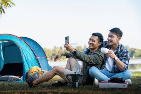 Téléchargez les photos : Heureux asiatique mâle gay couple sur camping ensemble dans un forêt. voyage romantique à vocation. Concept lgbt. - en image libre de droit