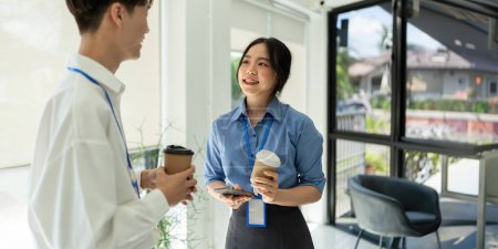 Foto de Dos feliz negocios personas equipo asiático discutir nuevo proyecto en lugar de trabajo durante café descanso en oficina. - Imagen libre de derechos