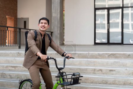 El empresario ecológico transporte, en bicicleta a través de las avenidas de la ciudad para ir a trabajar. concepto de estilo de vida sostenible.