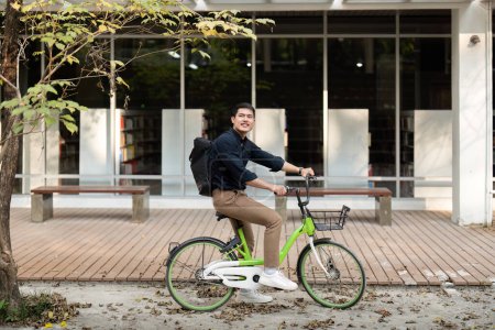 Téléchargez les photos : Eco friendly, Happy lifestyle asiatique jeune homme d'affaires vélo aller au travail de bureau à la rue de la ville avec vélo le matin. - en image libre de droit
