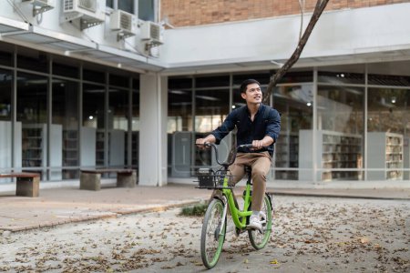 Geschäftsmann und Fahrrad in der Stadt, um mit umweltfreundlichem Transport zu arbeiten. glücklicher Geschäftsmann, der in der städtischen Straße Fahrrad fährt.