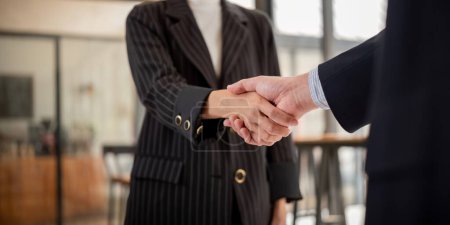 Téléchargez les photos : Poignée de main de deux hommes d'affaires après accord contractuel pour devenir partenaire, travail d'équipe de collaboration. - en image libre de droit