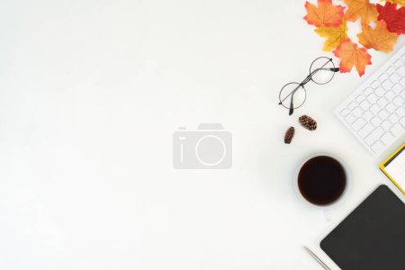 Téléchargez les photos : Clavier et tasse à café sur le bureau. Copiez l'espace pour votre texte. - en image libre de droit