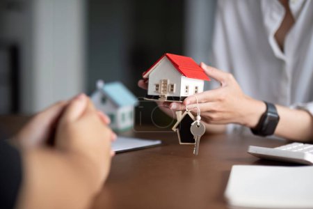 Foto de Agente de bienes raíces entregar la propiedad o nuevas llaves del hogar a un cliente
. - Imagen libre de derechos