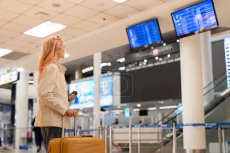 Foto de Monitor digital en un aeropuerto para comprobar la puerta y la hora de abordar el avión para viajar al extranjero. - Imagen libre de derechos