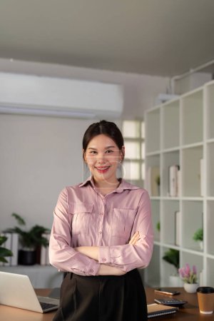 Téléchargez les photos : Les jeunes femmes d'affaires souriantes et prospères travaillent au bureau du bureau à domicile. Réalisation concept de carrière. - en image libre de droit