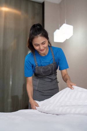 Téléchargez les photos : Une femme asiatique service de nettoyage du personnel, outil et seau pour le travail. une jeune femme nettoyeuse avec des produits pour nettoyer une chambre. - en image libre de droit