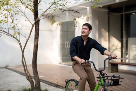Foto de Empresario y ciclista en la ciudad para trabajar con transporte ecológico. feliz hombre de negocios profesional montar en bicicleta en la calle urbana. - Imagen libre de derechos