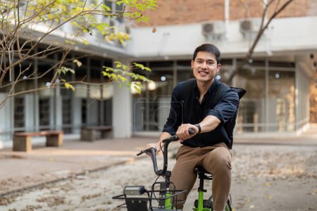 Téléchargez les photos : Homme d'affaires et vélo en ville pour travailler avec des transports respectueux de l'environnement. homme d'affaires heureux professionnel à vélo dans la rue urbaine. - en image libre de droit