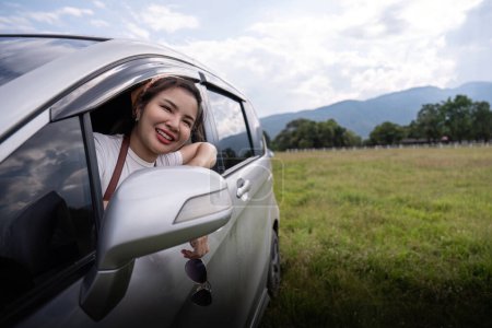 Téléchargez les photos : Jeune femme asiatique profiter et plaisir en plein air style de vie road trip en forêt en vacances de voyage d'été. - en image libre de droit
