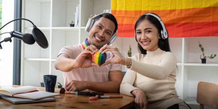 Téléchargez les photos : Asiatique gay radio hôte profiter bavarder tandis que enregistrer un audio podcast avec femme ami. - en image libre de droit