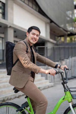 Der Geschäftsmann umweltfreundlichen Transport, Fahrrad durch die Straßen der Stadt, um zur Arbeit zu gehen. Nachhaltiges Lifestylekonzept.