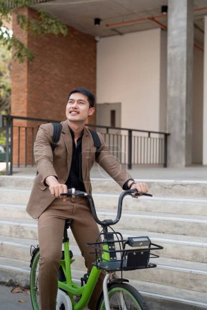 Téléchargez les photos : L'homme d'affaires transport respectueux de l'environnement, le vélo à travers les avenues de la ville pour aller au travail. concept de mode de vie durable. - en image libre de droit