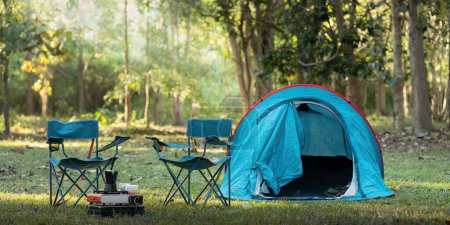 Foto de Concepto de actividad al aire libre camping son con tienda y equipo para acampar. - Imagen libre de derechos