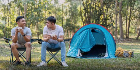 Téléchargez les photos : Homme gay couple asiatique voyager avec tente camping de plein air et divers aventure style de vie randonnée active vacances d'été. - en image libre de droit