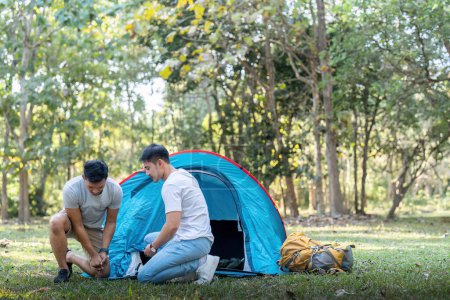 Téléchargez les photos : Homme gay couple asiatique voyager avec tente camping de plein air et divers aventure style de vie randonnée active vacances d'été. - en image libre de droit